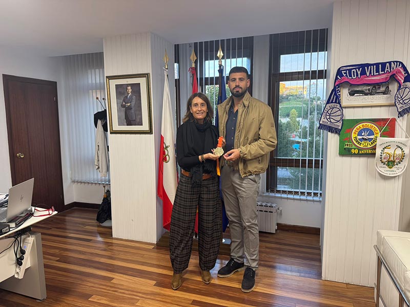 La directora general de Deporte, Susana Ruiz, recibe al bombero y deportista Roberto Veiga. (Foto: Gobierno de Cantabria)