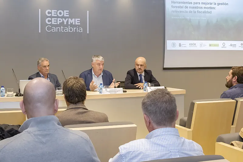 El consejero de Hacienda, en su intervención hoy durante la apertura de la jornada (Foto: Enma Portillo)