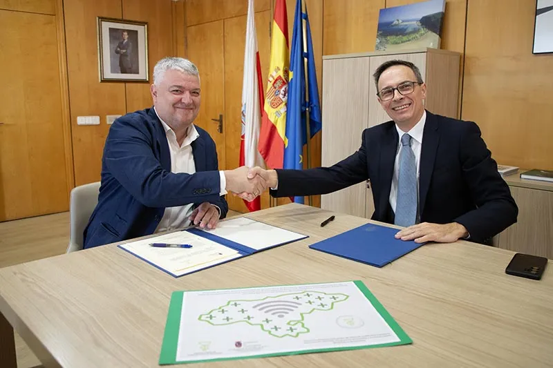 El consejero de Economía, Luis Ángel Agüeros, junto al presidente del Colegio de Farmacéuticos, José Daniel Carballeira (FOTO: Nacho Romero)