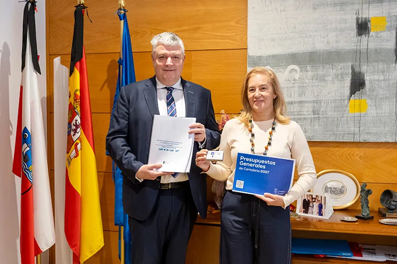 El consejero de Economía junto a la presidenta del Parlamento de Cantabria tras el registro del proyecto de ley de Presupuestos Generales de Cantabria 2027. FOTO: Miguel López