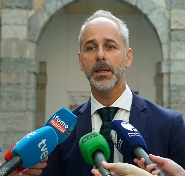 El consejero de Educación durante su comparecencia ante los medios al término de la sesión parlamentaria. FOTO: Lara Revilla