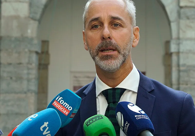 El consejero de Educación durante su comparecencia ante los medios al término de la sesión parlamentaria. FOTO: Lara Revilla