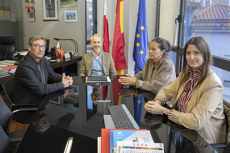 El consejero de Educación junto al alcalde de Santa María de Cayón y miembros de la corporación. (Foto: Emma Portillo)