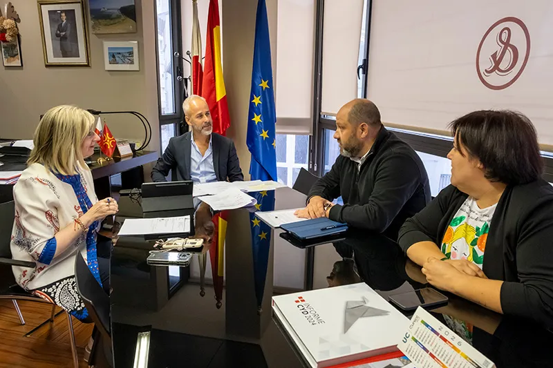 Momento de la reunión celebrada hoy en la sede de la Consejería de Educación. FOTO: Miguel López