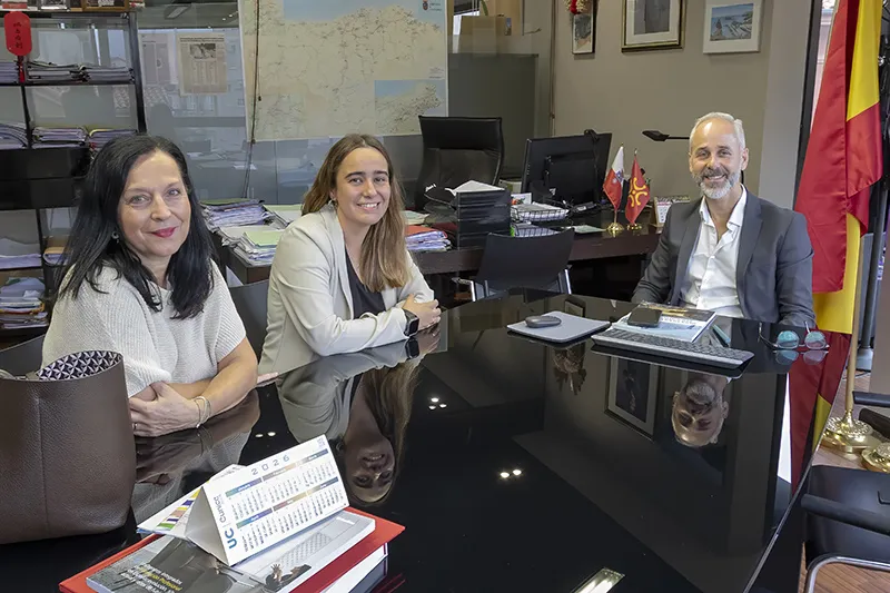 El consejero, Sergio Silva, durante su reunión con Alejandra de Blas, directora del Colegio de Educación Especial El Molino y Elena Canales, directora gerente de APTCAN (FOTO: Emma Portillo)