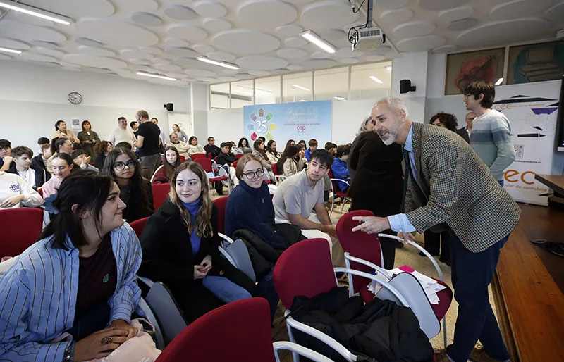 El consejero de Educación interactúa con los alumnos de 3º y 4º de la ESO participantes en el encuentro. (Foto: Lara Revilla)