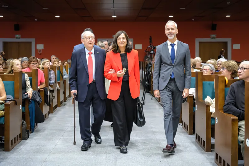 Sergio Silva junto a Conchi López y Modesto Chato a su llegada al acto institucional. (Foto: Raúl Lucio)