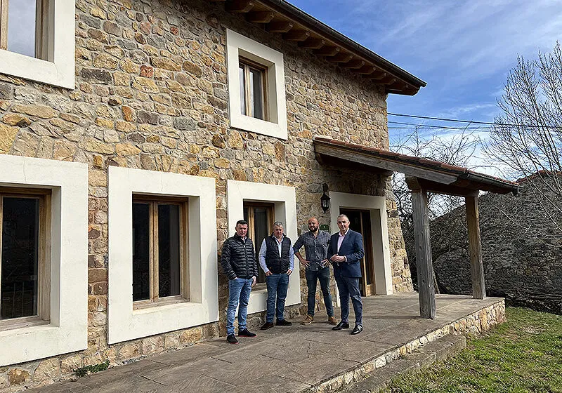 El pasado mes de febrero, e consejero visito en Lamason un edificio municipal convertido en vivienda publica gracias a esta convocatoria de ayudas. (Foto: Oficina de Comunicacion)