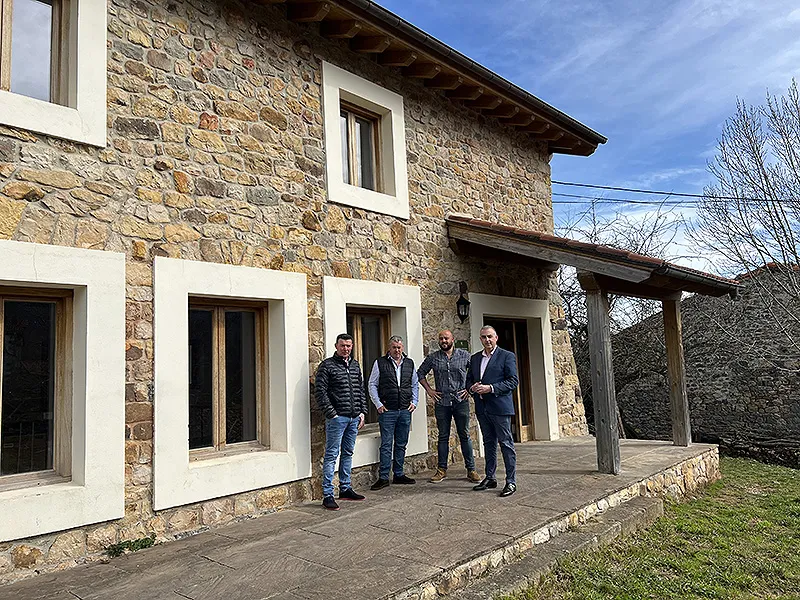 El pasado mes de febrero, e consejero visito en Lamason un edificio municipal convertido en vivienda publica gracias a esta convocatoria de ayudas. (Foto: Oficina de Comunicacion)