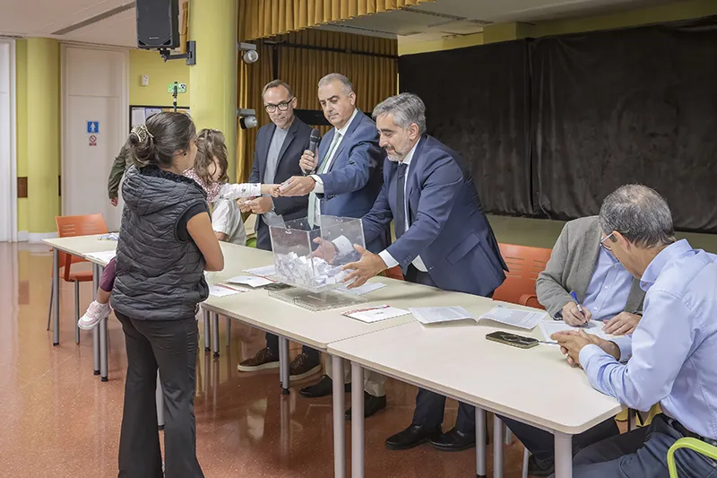 En el sorteo tambien han estado presentes el alcalde de Reinosa, el director general de Vivienda y el gerente de Gesvican. (Foto: Emma Portillo)