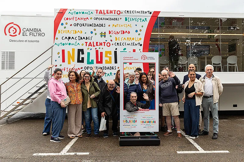La consejera de Inclusión Social junto a un grupo de participantes en la iniciativa solidaria. (Foto: Patricia Pereda)