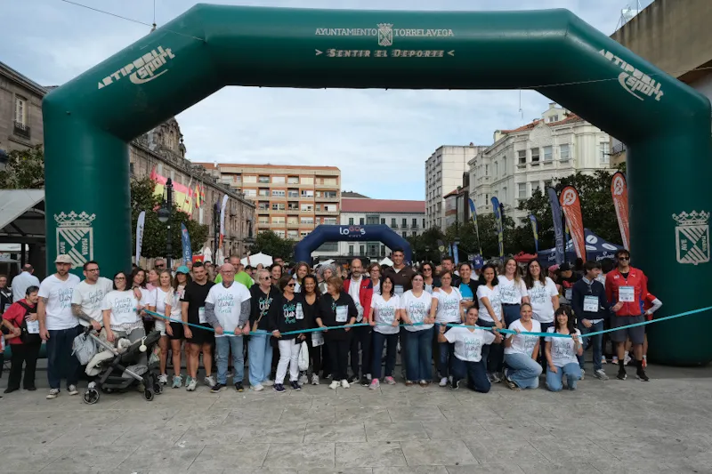 La consejera en la salida de la marcha organizada por AMAT en Torrelavega. FOTO: Miguel López