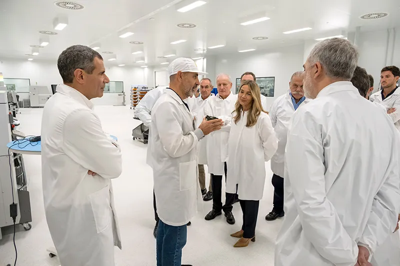 Arasti y Solis (en el centro) visitan las instalaciones de SEG Automotive en Treto (FOTO: Miguel López)