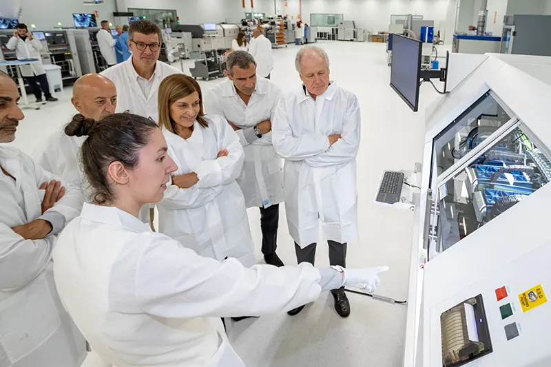Imagen de archivo de una visita de la presidenta Buruaga a las instalaciones de SEG Automotive (Foto: José Cavia)