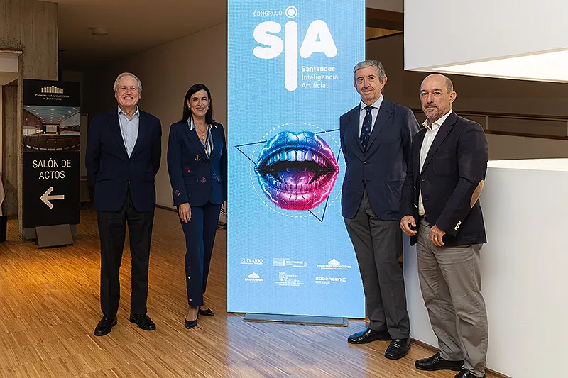 Eduardo Arasti posa en el photocall junto a Gema Igual y Luis Revenga. (Foto: Patricia Pereda)