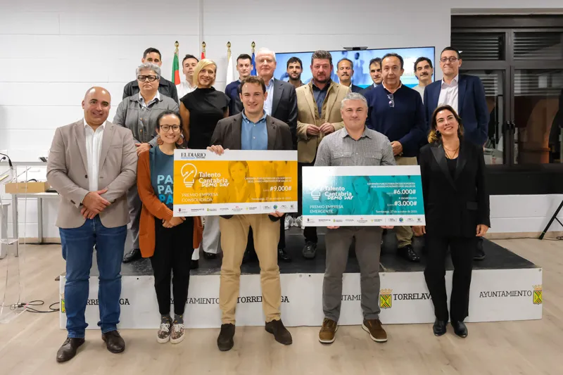 Autoridades, organizadores y premiados, en el acto de clausura celebrado en el Centro Municipal de Formación-ADL de Torrelavega (FOTO: Raúl Lucio)