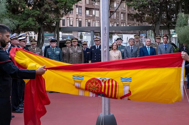 La consejera Isabel Urrutia en el acto solmne de arriado de la Bandera en la ceremonia organizada por la Comandancia Naval de Santander. (Foto: Miguel López).