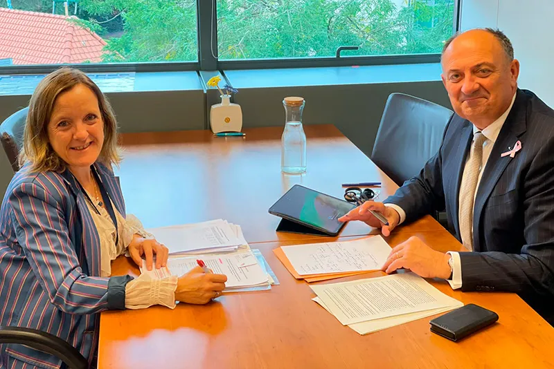 La consejera Isabel Urrutia en su encuentro con Willy Borsus, representante de la región belga de Valonia (Foto: Gobierno de Cantabria)
