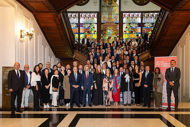 La consejera de Presidencia junto al resto de participantes en el VIII Foro Iberoamericano y de la Iberofonía. FOTO: Patricia Pereda