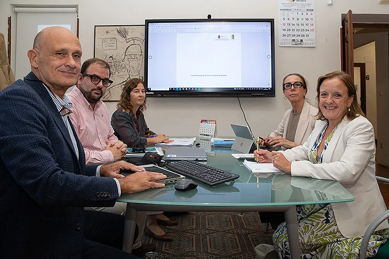 Reunión técnica celebrada hoy en el Ayuntamiento de Los Corrales de Buelna (Foto: Patricia Pereda)