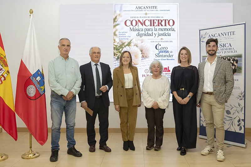 Miembros del Gobierno cántabro y ASCANVITE, en el acto de presentación del concuierto (Fotos: Enma Portilla)