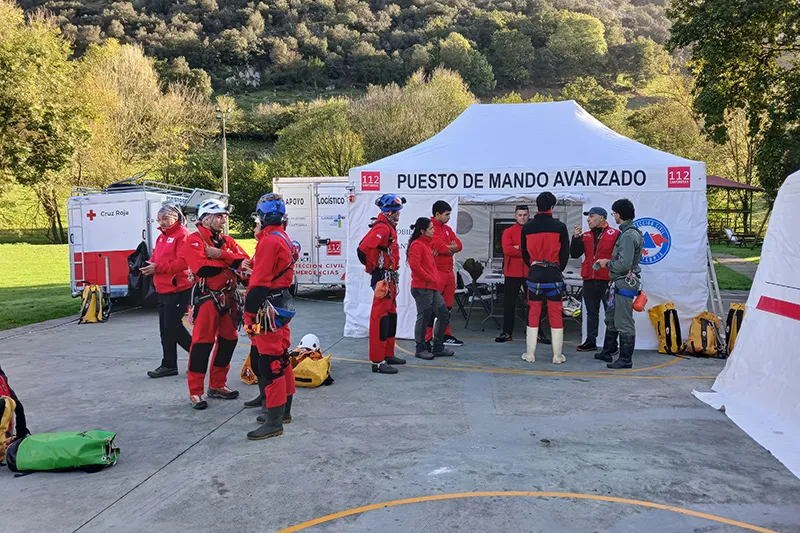 Imagen del Puesto de Mando Avanzado situado ayer en Matienzo. (Foto: Oficina de Comunicación)