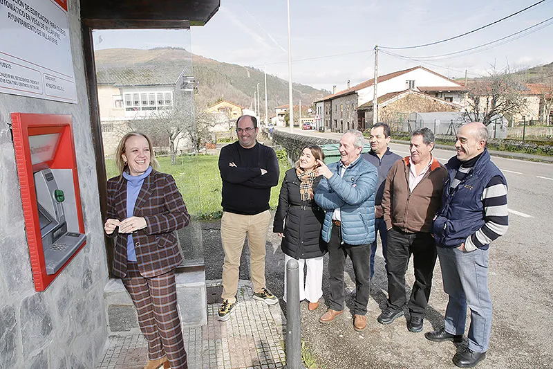 La consejera de Presidencia, en uno de los cajeros en Villafufre, uno de los municipios en riesgo de despoblamiento (Foto archivo: Nacho Romero)