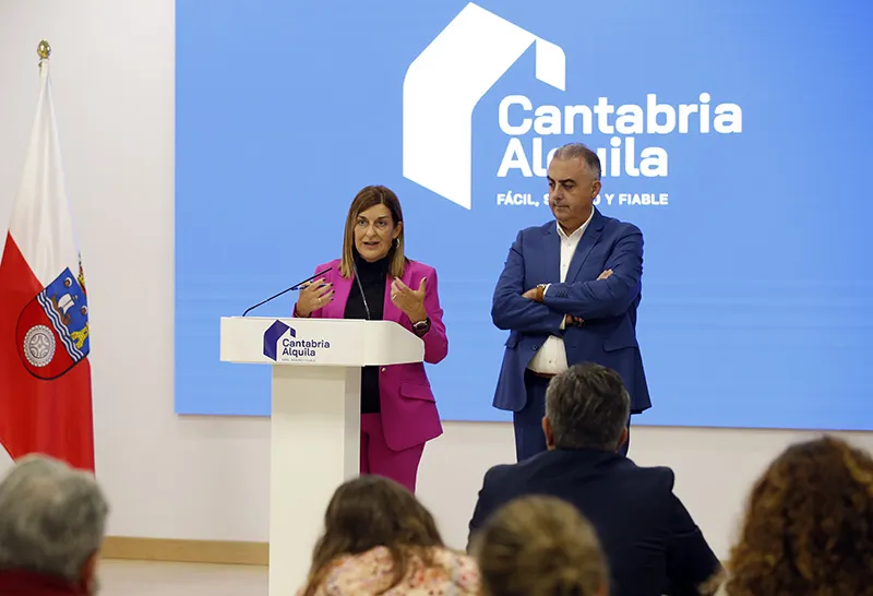 María José Sáenz de Buruaga y Roberto Media presentan 'Cantabria Alquila' (FOTO: Lara Revilla)