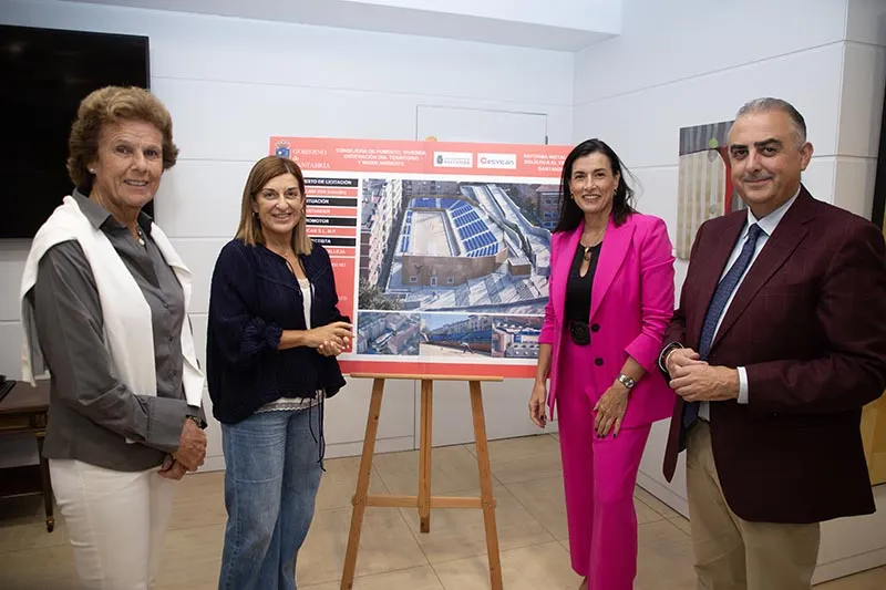 Beatriz Pellón, concejala de Deportes del Ayuntamiento de Santander; la presidenta de Cantabria, María José Sáenz de Buruaga; la alcaldesa de Santander, Germa Igual, y el consejero de Fomento, Roberto Media, esta mañana durante la reunión en la sede del Ejecutivo. FOTO: Nacho Romero