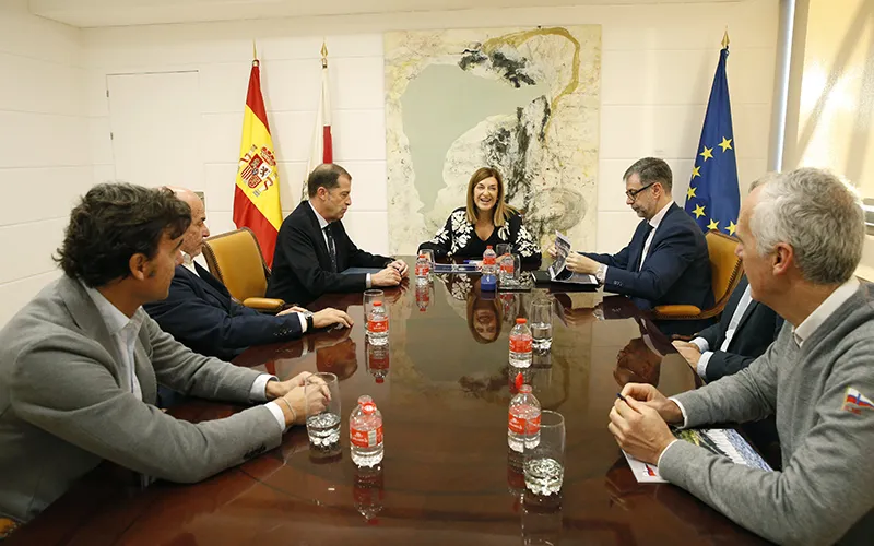 Imagen de la reunión de Buruaga y Martínez Abad con los representantes del Real Club Marítimo de Santander (Foto: Lara Revilla)