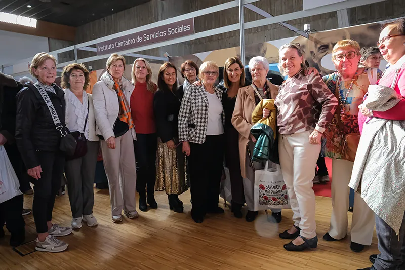 La presidenta y las consejeras, con un grupo de mayores asistentes a la feria (FOTO: Raúl Lucio)