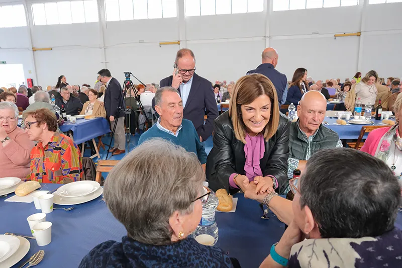 Buruaga conversa con varios asistentes durante la comida de mayores, que reunió a más de 650 participantes. (Foto: Raúl Lucio)