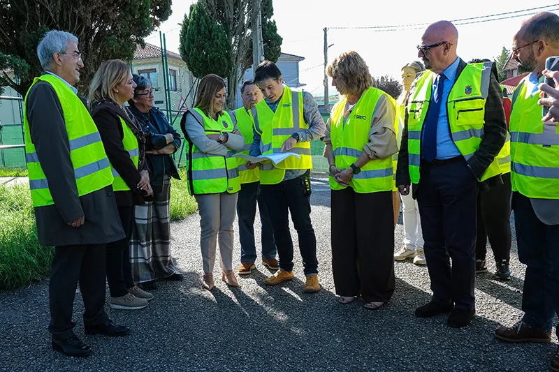 María José Sáenz de Buruaga, César Pascual, Rosa Díaz y Marino García, entre otros, escuchan las explicaciones del director facultativo de la obra, Miguel Huelga (FOTO: Raúl Lucio)