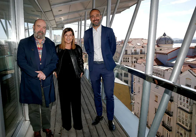 La presidenta, el actor Antonio Resines y el alcalde de Torrelavega, Javier Lopez Estrada abordaron hace unos meses en un encuentro este proyecto. (Foto: Nacho Romero)
