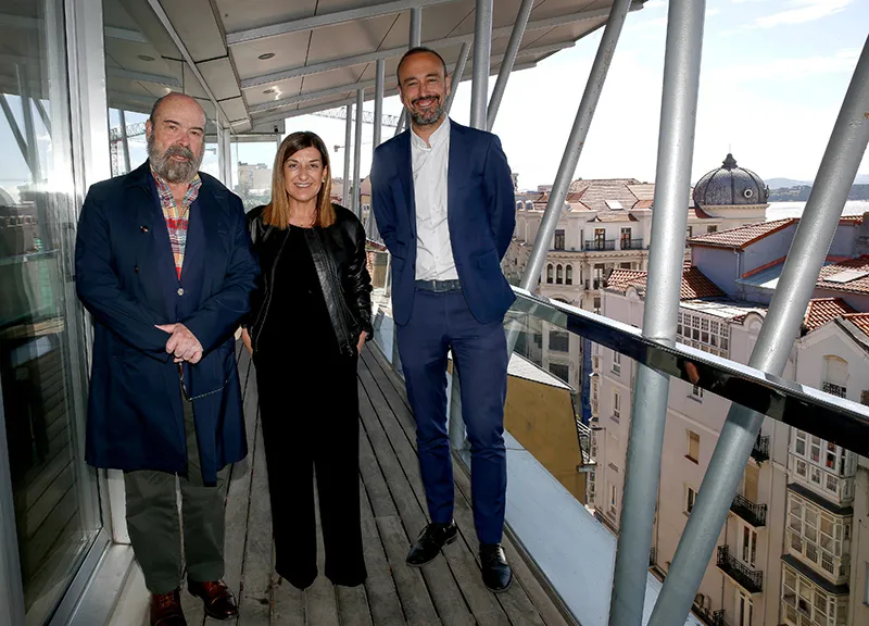La presidenta, el actor Antonio Resines y el alcalde de Torrelavega, Javier Lopez Estrada abordaron hace unos meses en un encuentro este proyecto. (Foto: Nacho Romero)