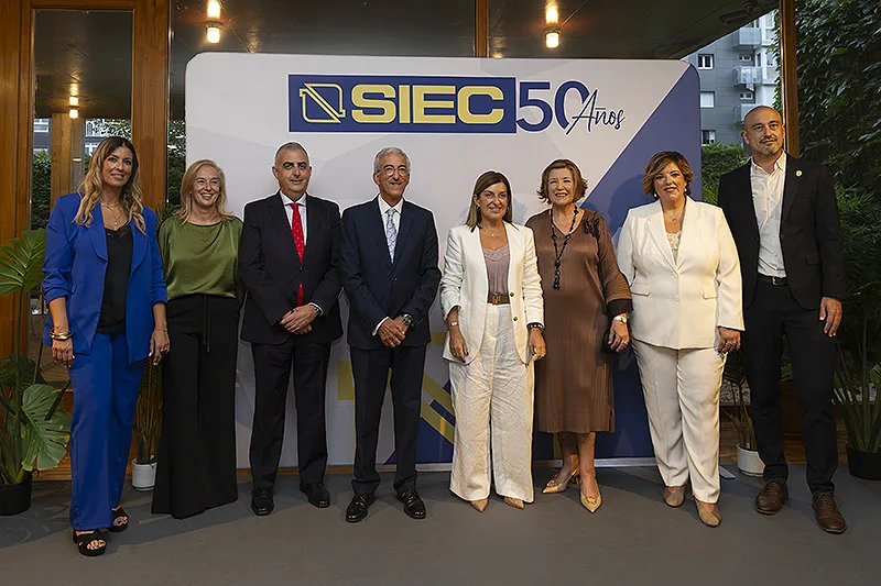 La presidenta y el consejero de Fomento, junto al presidente y fundador del SIEC, la presidenta del Parlamento de Cantabria, el alcalde de Torrelavega, entre otros representantes de la empresa. FOTO: Patricia Pereda