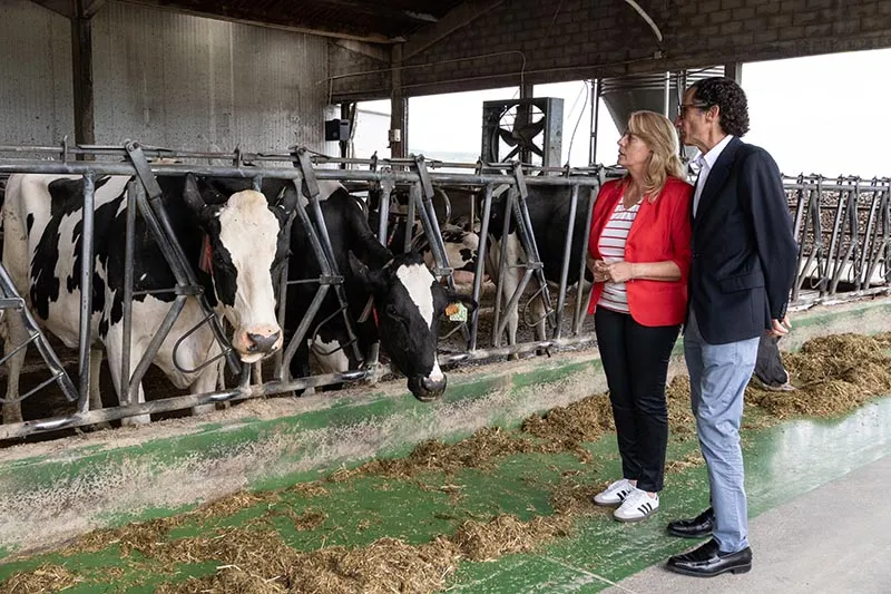 Imagen de archivo de la consejera y el director general de Ganadería. (Foto: Gobierno de Cantabria).
