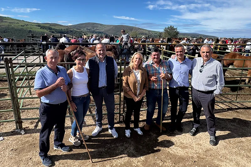 Los consejeros y resto de autoridades en la feria de San Pedro del Romeral. (Foto: Gobierno de Cantabria).