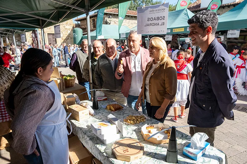 Susinos visita el Mercado de Otoño de los Valles Pasiegos. (Foto: Miguel López).