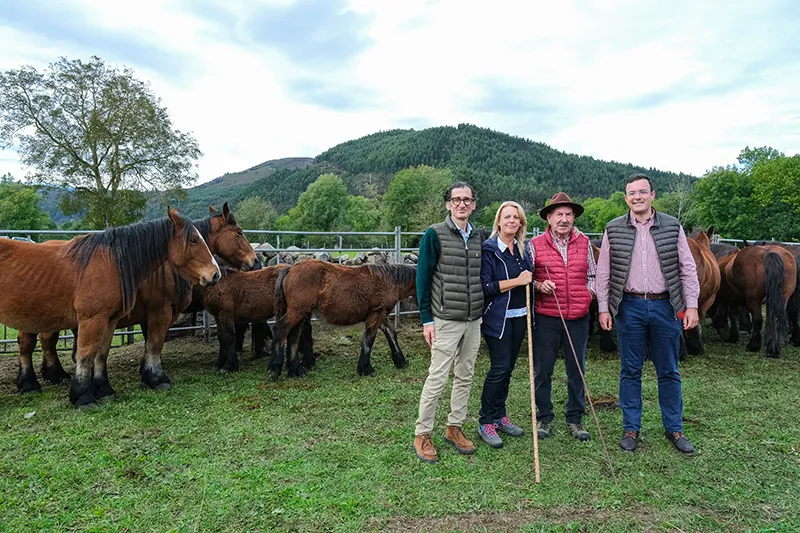 Junto a la exposición de ganado, el municipio también ha llevado a cabo su mercado anual, con cerca de 60 puestos de productos agroalimentarios y de artesanía (Foto: Raúl Lucio)
