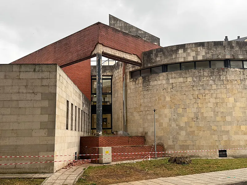 Archivo. Foto del desprendimiento de la facha del centro de salud de Medio Cudeyo el pasado mes de julio. (Foto: Gobierno de Cantabria)