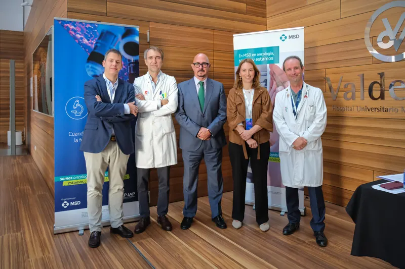 El consejero de Salud, César Pascual, junto a Ramon Herrería, director médico del HUMV, y organizadores de la jornada (FOTO: Raúl Lucio)