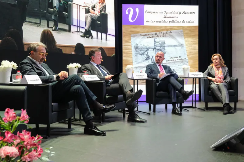El consejero de Salud, junto a sus homólogos de Castilla La Mancha y La Rioja, durante el debate sobre el bienestar emocional de los profesionales, moderado por Juan Ramón Artiga (Foto Raúl Lucio)