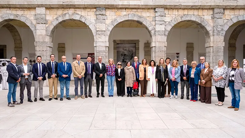 César Pascual, junto a la presidenta del Parlamento, María José Gonzaléz Revuelta, y la de AMUCCAM, María Antonia Gimón, posan junto a varios diputadores regionales tras la lectura del manifiesto de la Asociación leído con motivo del Día Mundial Contra el Cáncer de Mama que se celebra hoy (Foto: Miguel de la Parra)