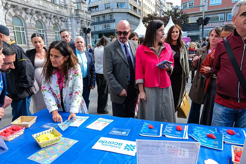 Los consejeros de Inclusión Social y Salud en uno de los stands instalados con motivo del Día Mundial de la Salud Mental. (Foto: Raúl Lucio)
