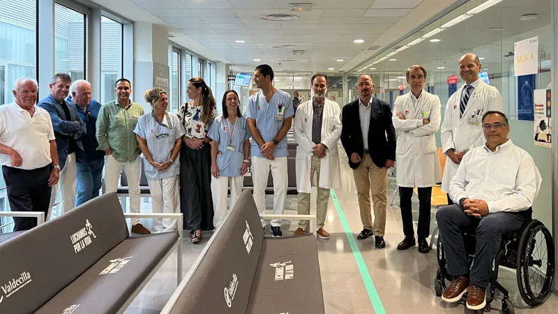 : La asociación 'Luchamos por la vida' ha acondicionado 21 bancos en las salas de espera para hacer más llevadera la estancia en las mismas (Foto: Gobierno de Cantabria)