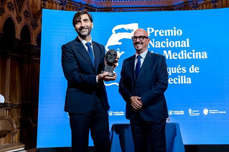 Antonio Pérez Martínez recibe de manos de César Pascual la estatua en bronce del Marqués de Santillana, el distintito del II Premio Nacional de Medicina (Foto: Miguel de la Parra)