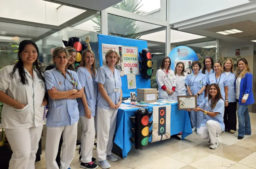 Foto de familia de parte de las profesionales implicadas en la campaña 'El Semáforo del Dolor' junto a la directora de Cuidados, Formación y Continuidad Asistencial del SCS, Patrica Corro, de quien depende la Escuela Cántabra de Salud (Foto: Gobierno de Cantabria)
