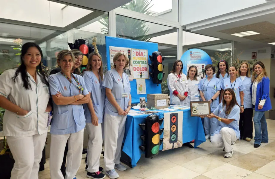 Foto de familia de parte de las profesionales implicadas en la campaña 'El Semáforo del Dolor' junto a la directora de Cuidados, Formación y Continuidad Asistencial del SCS, Patrica Corro, de quien depende la Escuela Cántabra de Salud (Foto: Gobierno de Cantabria)
